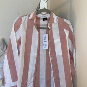 Pyjamasskjorta från ginatricot i skönt material. Superfin men tyvärr lite för liten för mig! Storlek xxs och nypris 299kr, jag säljer för 130kr+frakt😇😇