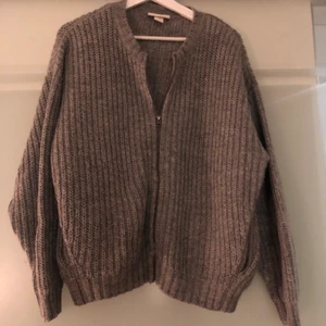 Stickad kofta - Stickad kofta med fickor och dragkedja. Jag är en small och har använd denna som en oversize kofta. 