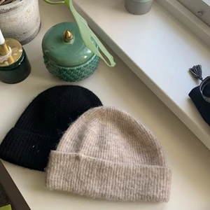 Mössa - Säljer den beiga mössan, den svarta är såld. Är osäker på vart den beiga är ifrån. Frakt står köparen för.🥰🖤