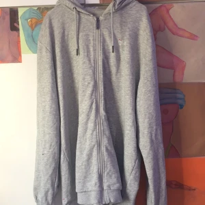 Fila zipup hoodie strl:XL  - Ärvd efter min moster och har aldrig använt den den är i fint skick och säljer eftersom jag rensar min garderob