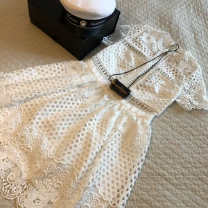 By Malina klänning - Klänning från by Malina! 🤍 Storlek S. Perfekt som studentklänning. Klänningen är endast använd en gång och är i mycket fint skick. Nypris 2499kr, jag säljer den för 1000kr + frakt. Betalning sker via swish 