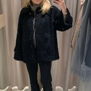 Dagmar kappa - Varm och skön kappa från dagmar! Nypris var runt 4000kr. Använd en vinter men inga tecken på användning finns. 💕 väldigt snygg och passar till allt. Kappan är gjord i Mohair så den är även väldigt mjuk! För referens är jag 165 och brukar bära S. VID SNABB AFFÄR KAN JAG GÅ NEE TILL 600kr