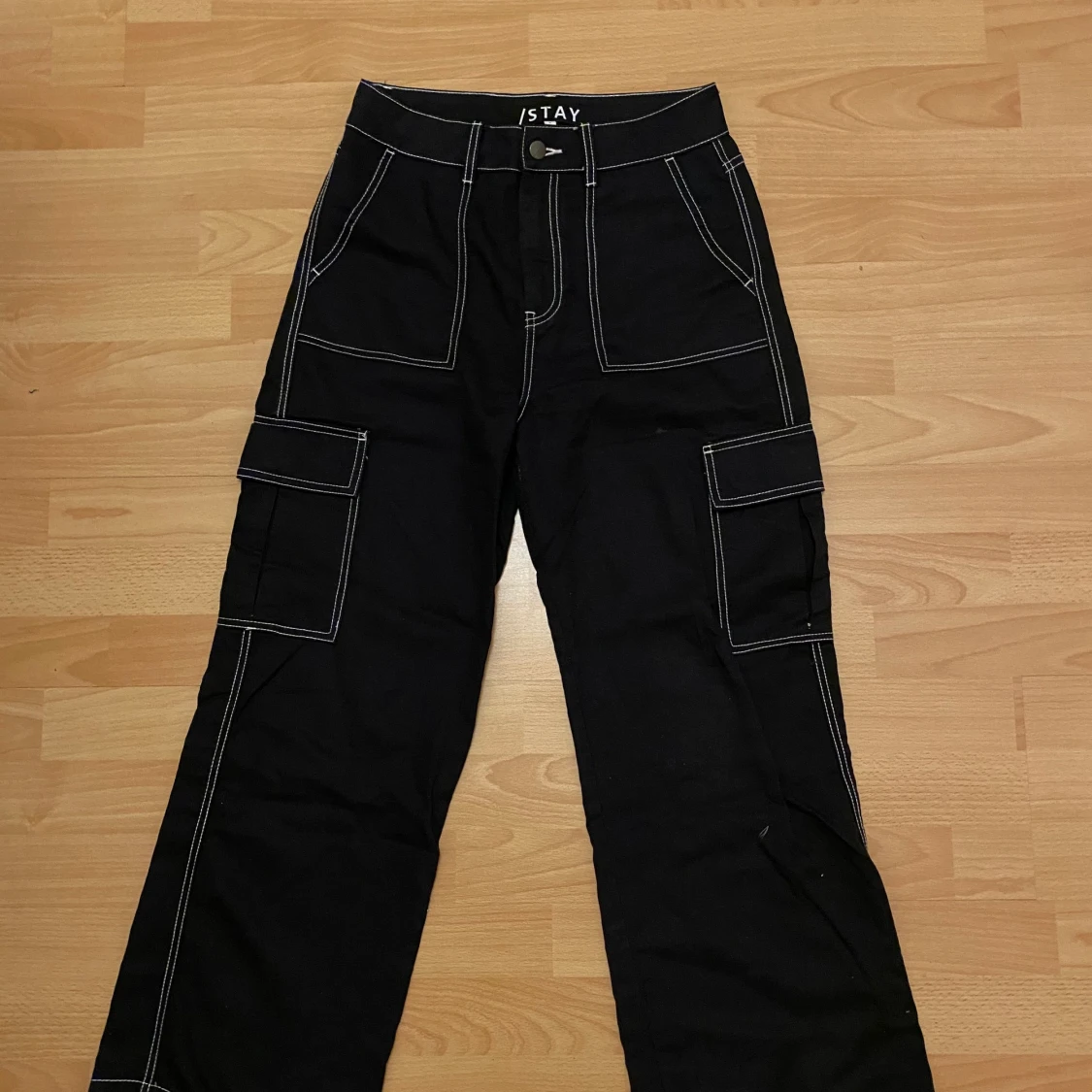 Svarta byxor med detaljer av vita sömmar - 90