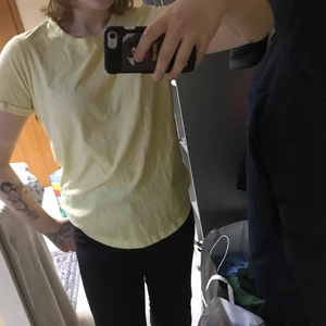 T-shirt - En ljusgul tröja från Bikbok. Strl S