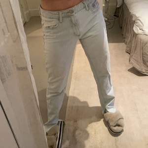 Säljer ett par väldigt ljusblåa lågmidjade jeans ifrån Zara! Jag själv är en 36 och så skulle säga att de passar 36 och 38 lika bra⭐️