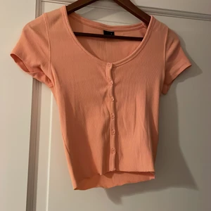 Croppad t shirt  - Croptop från Gina tricot