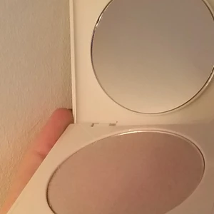 Iced pink illumination powder h&m - Oanvänd iced pink illumination powder från h&m