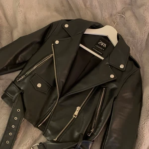Skinnjacka från Zara - Den klassiska Skinnjackan i Storlek xs