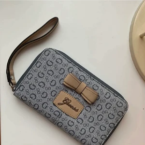 GUESS plånbok - Superfin plånbok från Guess. Perfekt för kort och får även plats med en telefon. Använd ett fåtal gånger och i väldigt fint skick. Köparen står för frakten💕