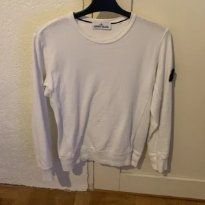 Stone Island Tröja - Äkta. Utmärkt skick. Nypris 1499kr. Bra kvalite. Fel- och fläckfri. Fler bilder kan skickas vid visat intresse.