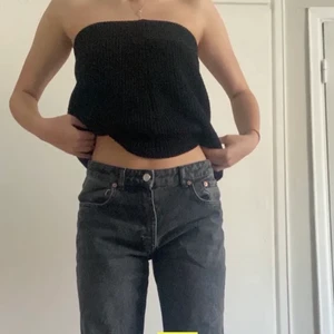 Zara jeans  - Mörk grå mid rise jeans från zara🤍 köpta här på Plick men säljer då de inte satt som jag ville, därför är dom inte använda utan endast testade. Storlek 40 men passar mig som vanligtvis har 38 i jeans. Bilden är lånad så om ni vill ha egna bilder så är det bara att skriva det🥰