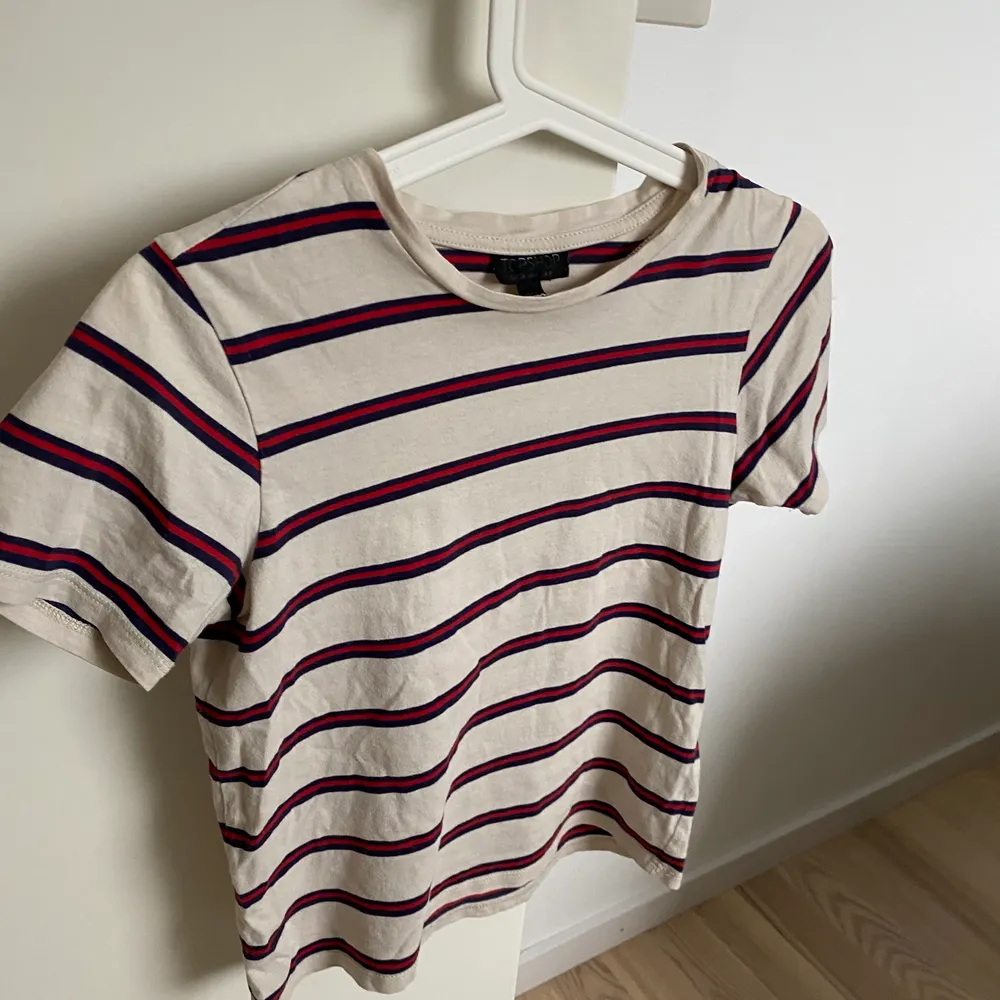 Säljer denna randiga t-shirt som är i fint skick💛 storlek 36 men ganska liten i storlek och passar på mig som brukar ha storlek 34 Kan mötas upp i Stockholm, annars står köparen för frakt 🚚 🛍. T-shirts.