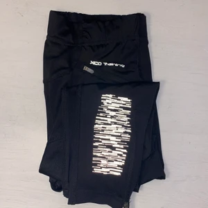 Tränings thights  - Träningsbyxor från oxide. Stl S/36. Reflexer på vaden och helt svarta fram till.