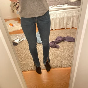 Jeans -  Säljer dessa ur snygga jeans i från zara med en slits på insida benet. De är i väldigt bra skick, materialet i stretch shit, jag är 174 cm lång och de är perfekta för mig, men det är bror på hur man vill att de ska sitta. Snygg blå färg som passar till allt😍
