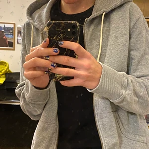 Lyle & Scott Zip-up Hoodie Strl L - En grå zip-up från Lyle & Scott i storlek L. Köpt för 799kr från Zalando 