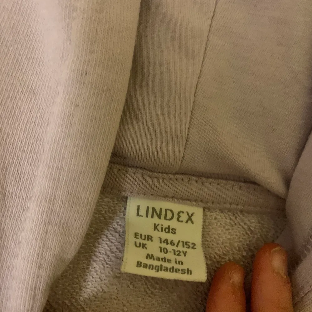 En fin hoodie från Lindex köpt för 200kr. Säljer för att jag aldrig använder den. Hoodies.