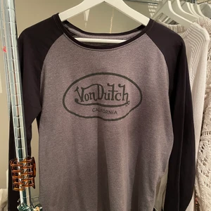 långärmad tröja - säljer min jättesköna långärmade von dutch tröja eftersom jag inte riktigt använder den! köpt 2020 men har haft på den kanske 5 gånger :( passar många storlekar, beror mest på hur man vill att den sitter! skriv om du har någon fråga eller fyndering så svarar jag så snabbt jag kan ❤️‍🔥