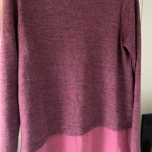 tröja  - Säljer denna super snygga tröja som tyvärr inte kommer till användning längre. Tröjan är i storlek 146-152 men kan även passa större storlekar. Kom med egna prisförslag! Skriv privat för frågor och bilder. Frakt tillkommer❤️