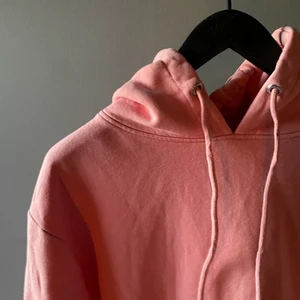 Rosa hoodie  - Fin aprikosrosa hoodie! Liten i storlek, passar perfekt flr M. Betalning sker via swish och jag ansvarar inte för eventuella frakt skador eller liknande ❤️ 