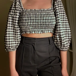 Checkered Offshoulder croptop - En Checkered Offshoulder croptop ifrån Gina tricot. Använd en gång och i mycket bra skick. Strl M 