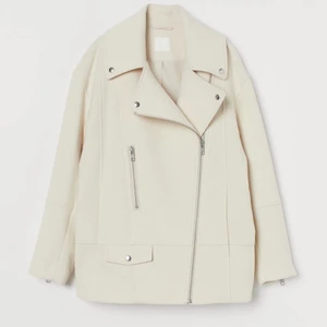 Beige jacka - Säljer min fina jacka från hm som är använd fåtal gånger, fint skick. Storlek XS petite men är oversized så passar större. Köparen står för frakt!☺️