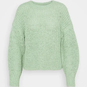 Grön stickad tröja - Säljer min gröna fina stickade tröja från Pepe Jeans för 250kr (ursprungspris 799kr)❤️ Färgen är så fin och väldigt lik på bilden, den är i storlek S❤️ Köparen står för frakten!