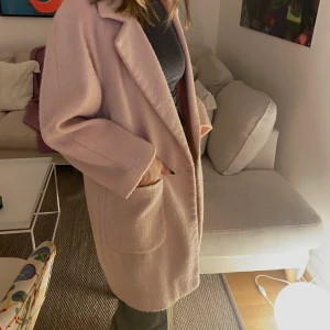 Ganni kappa - En ljusrosa ganni kappa i lite ”fluffigt” material! Perfekt till våren🌸🌸 använd sparsamt! Nypris 2000