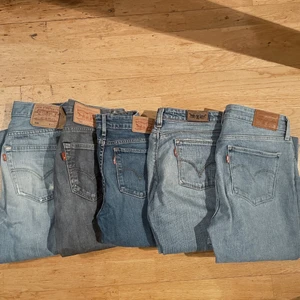 Lågmidjade jeans - Hej hörni!!! Förlåt för dåliga svar har fått över 350 som skrivit därför varit svårt att svara💕 nu är alla jeansen slut men säg inte bu:( för de. Nästa vecka kommer de in ungefär 20 nya bootcut jeans blandade märken som jag kommer lägga ut under nästa  helgen/veck!! För att få lite förtur följ min Instagram @tjejtrend och skriv en dm då jag har lättare att hålla koll där!❤️ hoppas ni får en fin kväll/dag så längtar vi till nästa vecka.