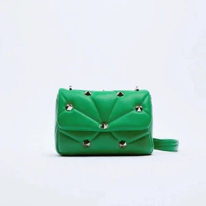 Grön snygg väska - Säljer min gröna väska från Zara, endast använd 1 gång💖 100kr+frakt