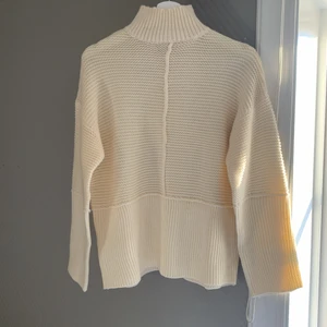 stickad tröja🤍 - Säljer denna stickade tröja från NAKD, aldrig använd bara testad med lappar kvar på! Nypris var 499kr köpt i butik, säljer för 200kr+frakt! xs men ganska stor i storlek. Skriv privat för fler bilder eller frågor💕