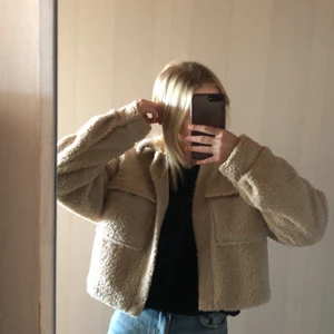 Teddy jacka  - Nu säljer jag min fina Teddy jacka 🥰 den har används några gånger så den är i fint skick. Den är från h&m och storlek S🤩