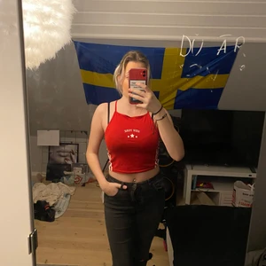 Linne från H&M - Ett rött linne med vita ränder på sidan. Är använt några få gånget och i bra skick