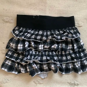 Volangkjol - Så fin volangkjol från Kappahl. Lite för kort på mig som är 173 men passar någon kortare! Perfekt till sommaren💞💞