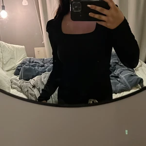 ONLY strl s - Söt svart topp från ONLY med puff axlar och fyrkantig ringad. Material struktur. Pris+frakt❤️❤️