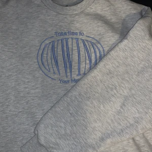 Sweatshirt - En ”hoodie utav luva” så att säga från Ginatricot men snyggt tryck på framsidan. Jätte skön tröja verkligen! Använd fåtal gånger så den är nästan som ny! Köpt för ca 250kr och säljer den från början för 200kr men som alltid så kom privat om du tycker priset är högt eller något annat! Storleken är jag faktiskt osäker på men den är oversized så den passar nog alla! 