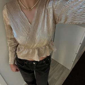 Festtopp  - Säljer denna supersnygga festtoppen som jag köpte för några år sen utomlands, aldrig använt endast provat då den inte riktig är min stil 🤎 köparen står för frakten 