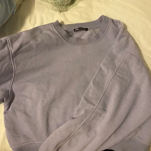 Lila sweater från zara  - Tveka inte vid frågor💓💓säljer för 199 men vid smidigt köp kan jag tänka mig att sälja för 150
