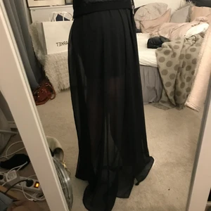 Kjol från asos - Skitsnygg kjol som är genomskinlig där nere och lite tjockare material som en riktig kjol dör uppe. As snygg till utekvällen med ett par höga stövlar och en blus! 