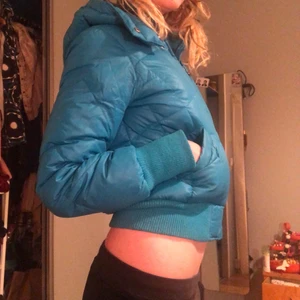 Croppad vinterjacka!! - Älskar den här vinterjackan den sitter som en SMÄCK men har så många jackor ... Den e kort o luvan går att ta bort ! 🧸🧸⭐️