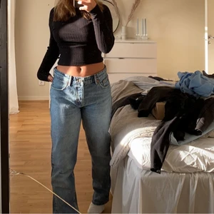 Mid waist  - Mid waist jeans från zara! Storlek 40, säljer då de är förstora på mig 