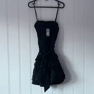 Helt ny svart jättefin klänning från Only. Nypris 500kr. Man kan ta av axelbanden! Jättefin nedtill ❤️