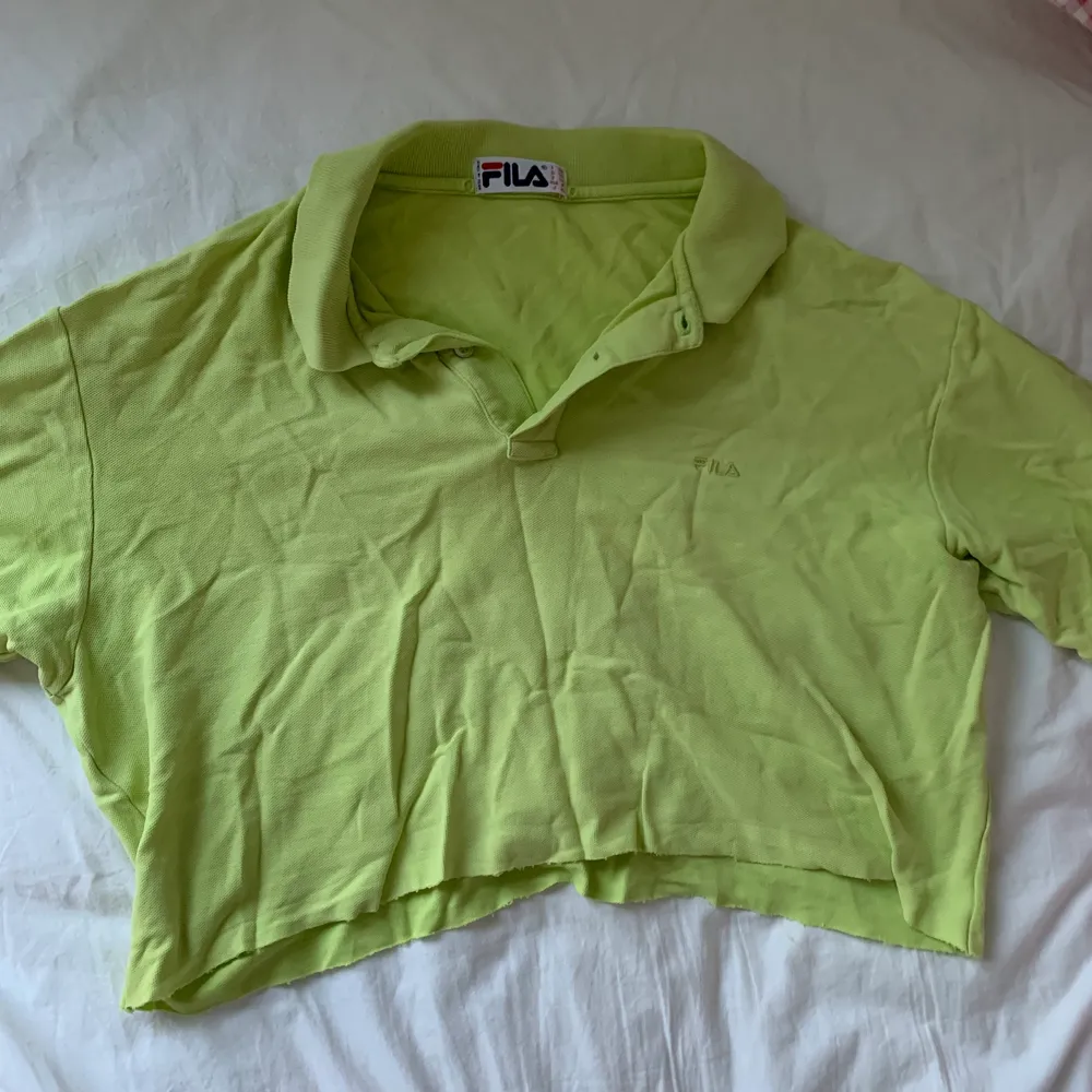 Grön t-shirt från Fila som är croppad i midjan! Storlek M och frakt tillkommer ❤️. T-shirts.