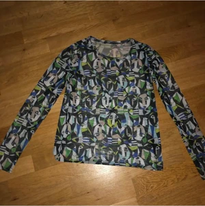 Mönstrad tröja  - En tröja i nät från monki. Passar perfekt under eller över både linnen, t-shirts och långärmat! Originalstorleken ligger runt en S men passar även mig som är XS. Skriv privat för bilder på passform, mått mm❤️