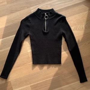 Tröja storlek XS - Superfin tröja med dragkedja i storlek XS. Vet ej vart den är ifrån. Använd ett fåtal gånger, så den är i fint skick. Sitter tajt. Säljes för 80kr + frakt. TOTALPRIS: 142kr 🤎