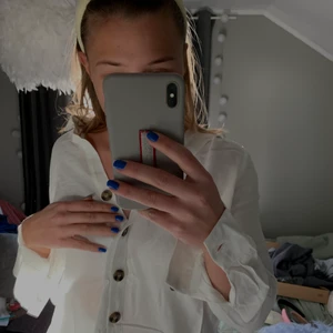 Vit Blus/skjorta  - Vit blus/skjorta från Gina Tricot i strl 38. Oanvänd med prislapp på. Nypris 249:- säljer för 100:-.