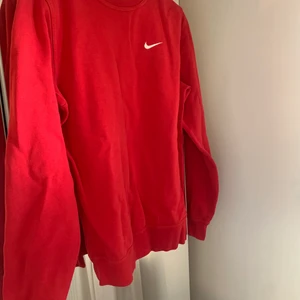 Nike tröja - En röd niketröja i bra skick som säljs då den inte kommer till användning längre. Storlek S men passar även xs, snygg och skön på!❤️‍🔥
