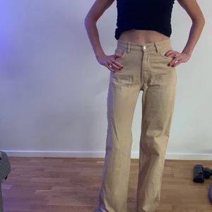 Beiga raka jeans  - Så fina! I storlek 27 från monki. Jag är 168 å de är bra längd på mig. De sparsamt använda och säljer då de ej är min stil längre😇👌🏼