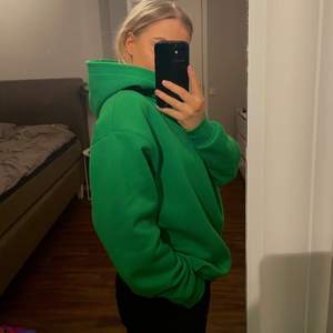 Superskön grön hoodie från Ginatricot! 180kr inklusive frakt.