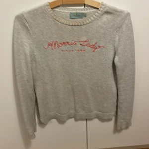 Tröja från Morris - En grå tröja från Morris med tryck i rött där fram. Använd men i fint skick. 