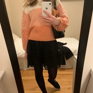 Stickad tröja - Randig stickad tröja i snygg korallfärg🧡💛den har detaljer på ärmarna och är liten i storleken och lite kortare i längden ( köpt från barnavdelningen så skulle säga ca xxs). 